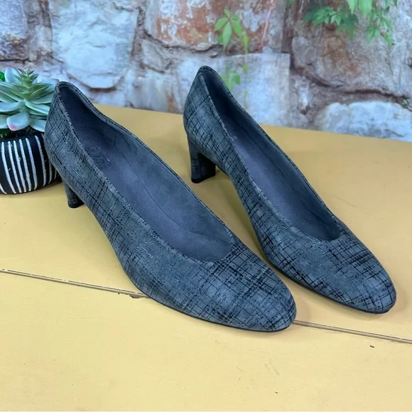 STUART WEITZMAN Gray Patterned Suede Pumps, 8.5M - Picture 8 of 12